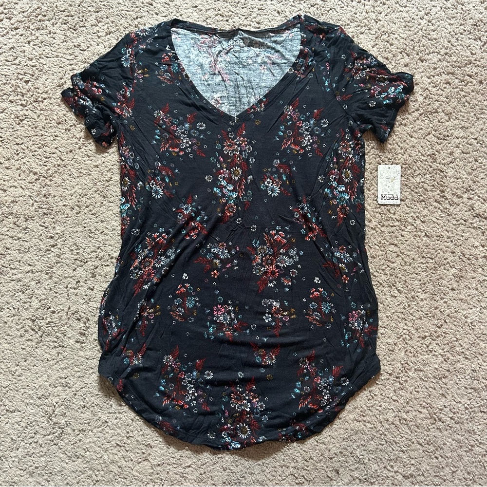 NWT Mudd Black Floral V-Neck Tee with Red and Teal Accents Scoop Hem Large